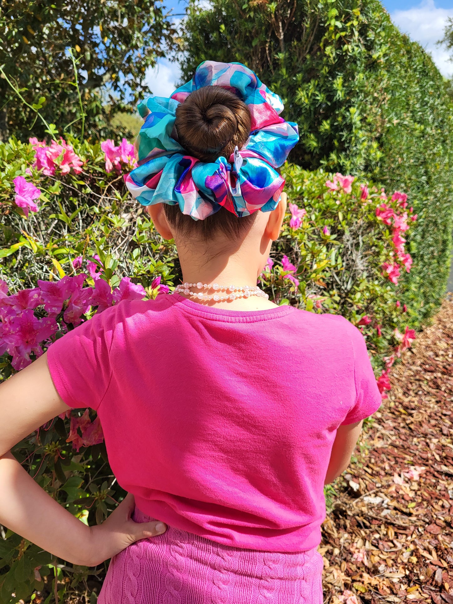 Azalea Chibi XXL Oversize Scrunchie is luxury for your hair. The stunning colors are sure to get you noticed. This XXL scrunchie is the silky allure of satin. This handmade satin scrunchie is a tribute to classic elegance, crafted to seamlessly combine comfort and style for a touch of sophistication in your hair accessory collection.