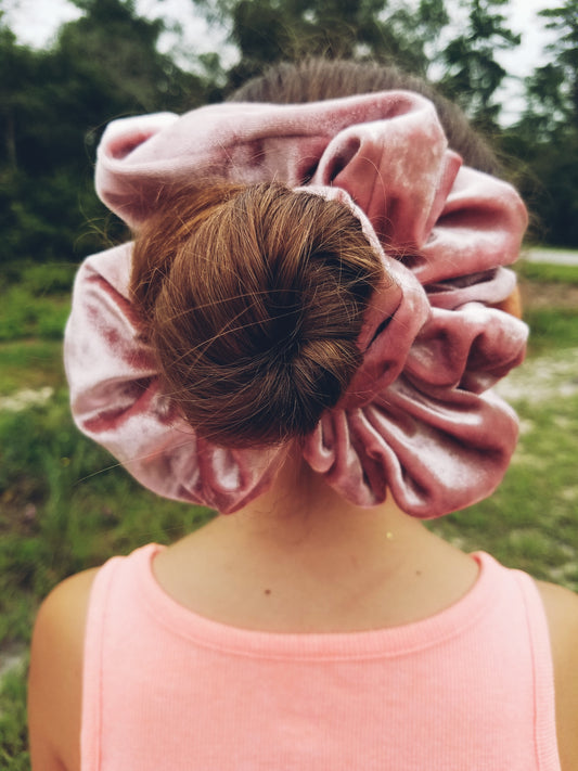 "Unlock Your Hair's Ultimate Style Statement with Mega Scrunchies!"  Bella-Rose is not just an accessory; it's an indulgence for your hair. Crafted from luxurious velveteen fabric, this oversized scrunchie wraps your locks in pure softness, offering a tactile experience that's as exquisite as it is stylish.
